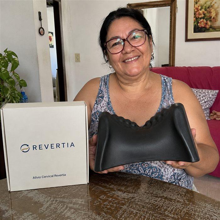 Sandra Helena sorrindo, segurando o Alívio Cervical Revertia